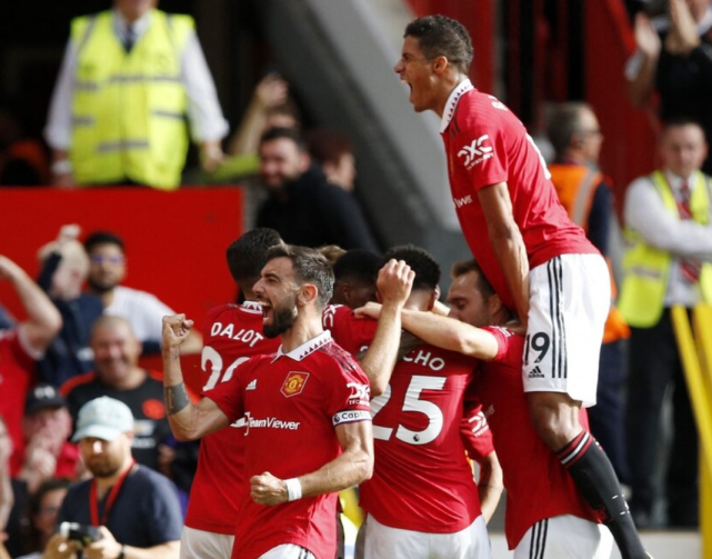 Manchester United renverse les leaders